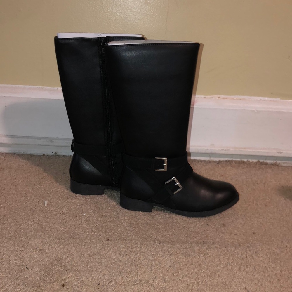 Black, tall DSW boots. Never worn.size one kids